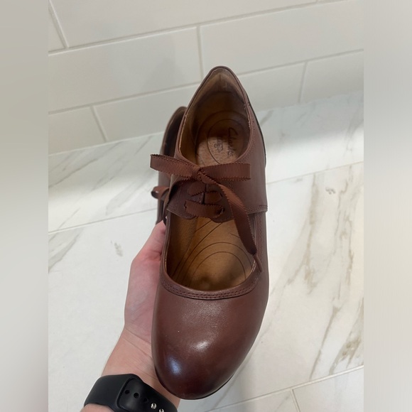 Clarks Indigo Mary Jane Heels with Bows - Picture 3 of 6